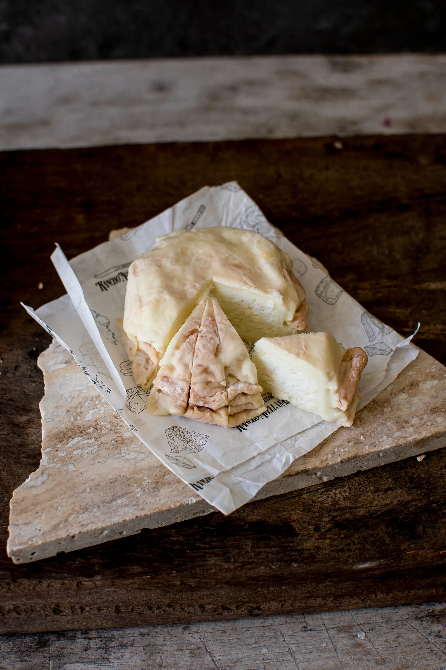 Queso artesanal de cabra cortado en porciones